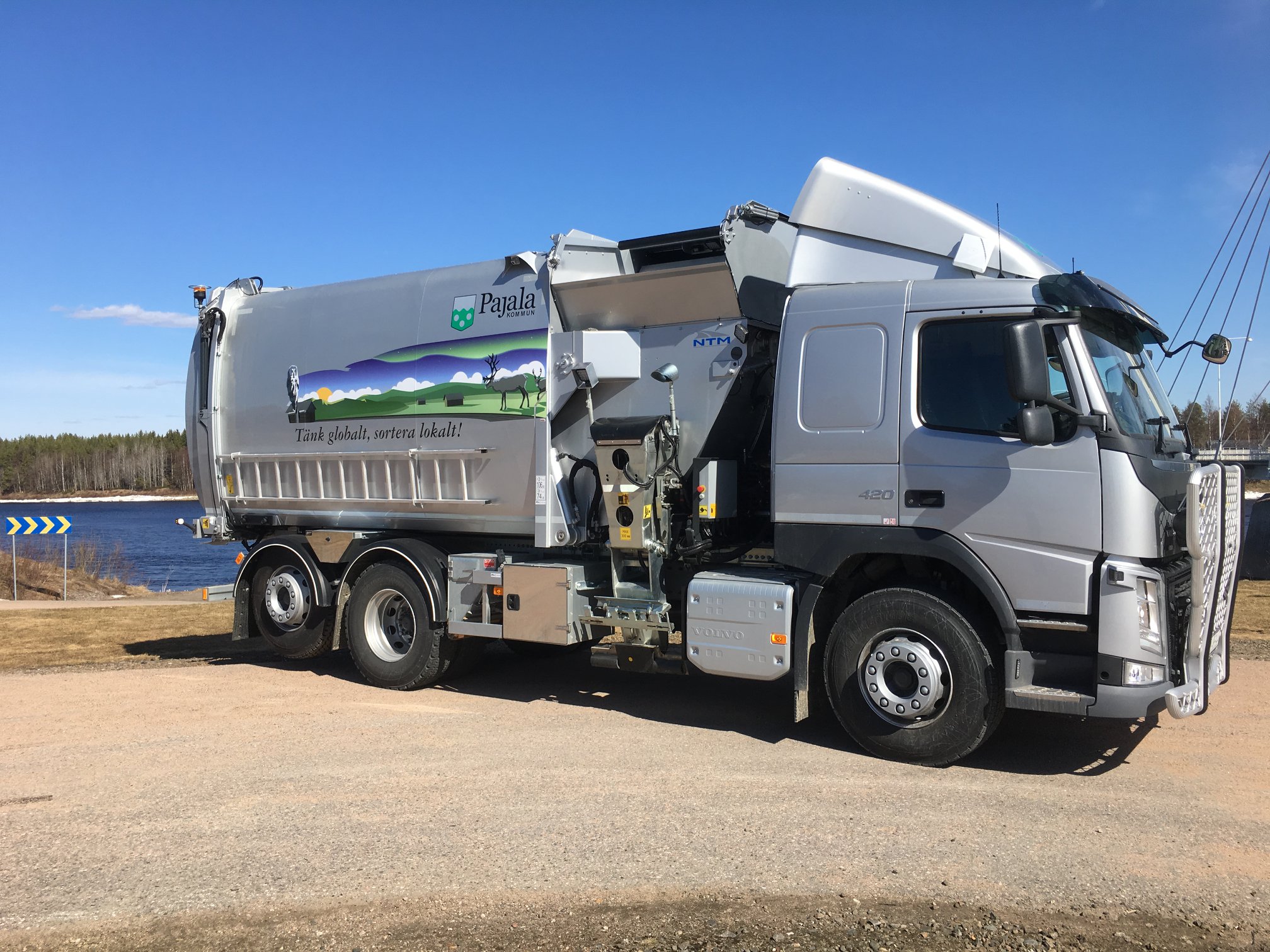 Bild av renhållningsfordon parkerat framför bro över Torne älv i Pajala centralort