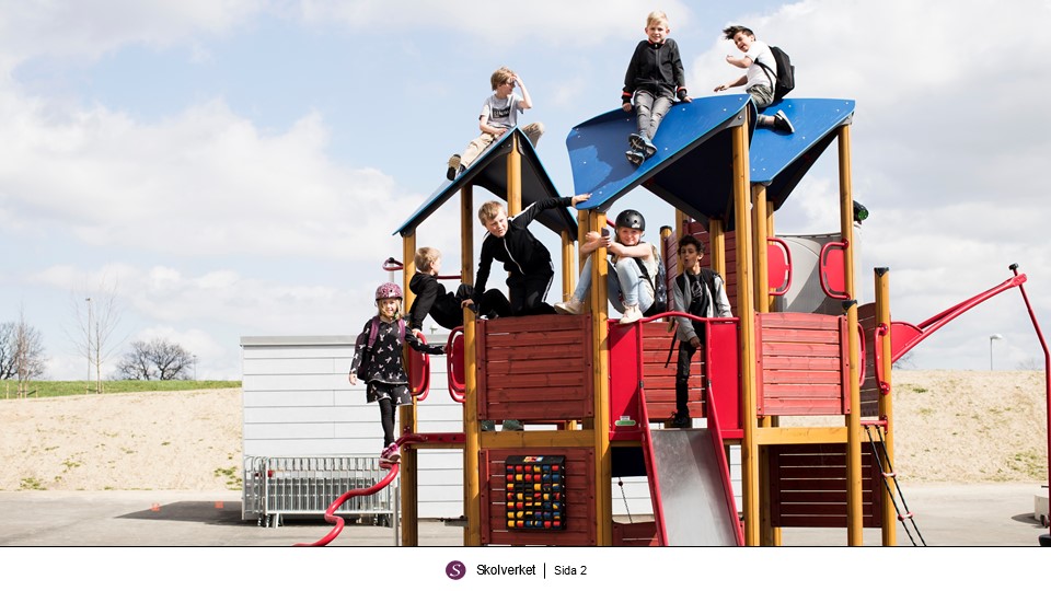Lågstadiebarn i en klätterställning