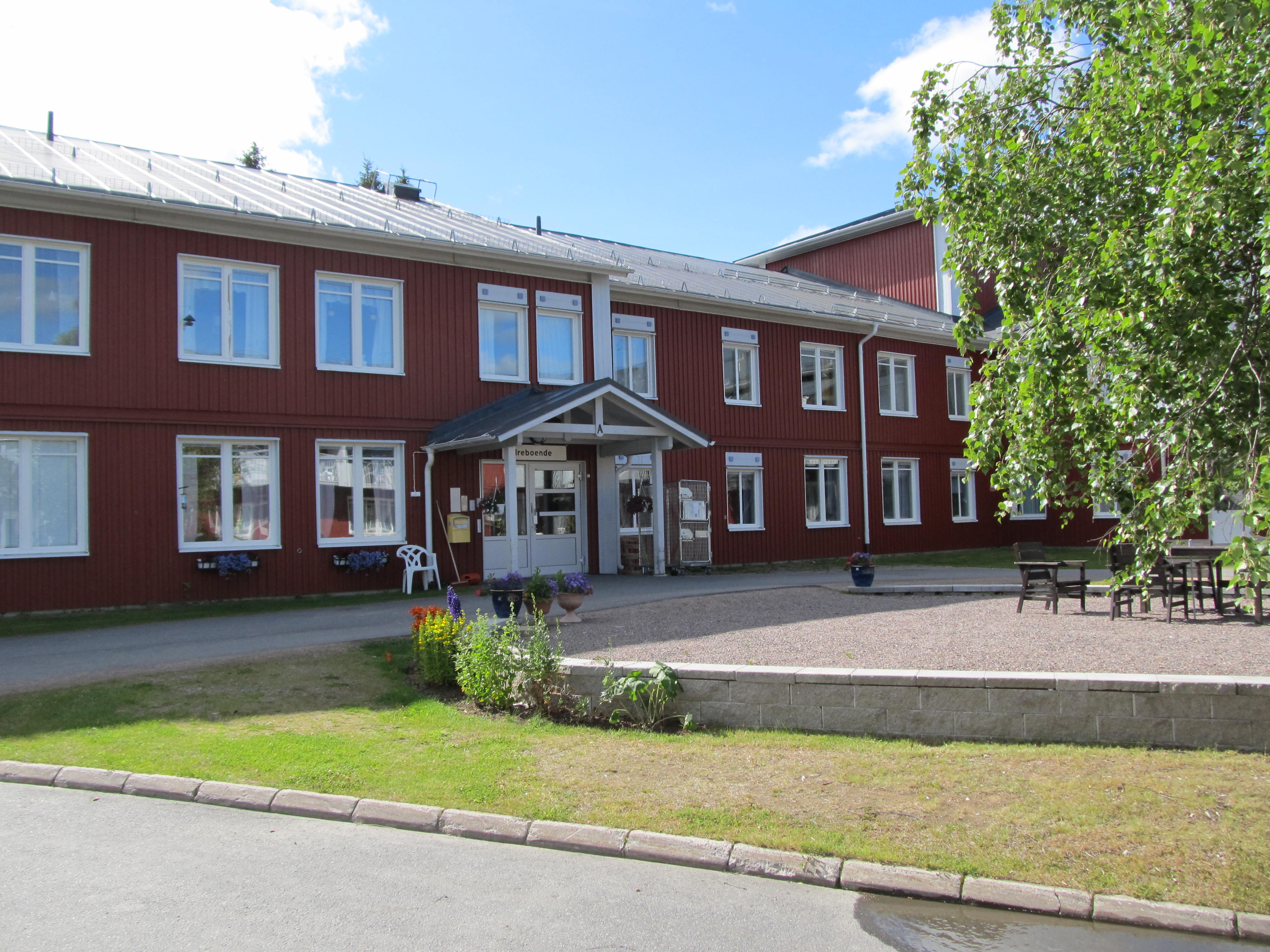 Ängsbackens äldreboende, tagen utomhus.