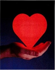 En hand som håller i ett rött hjärta.