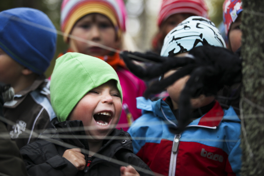 Barn som skrattar. Utomhus höstklädda.