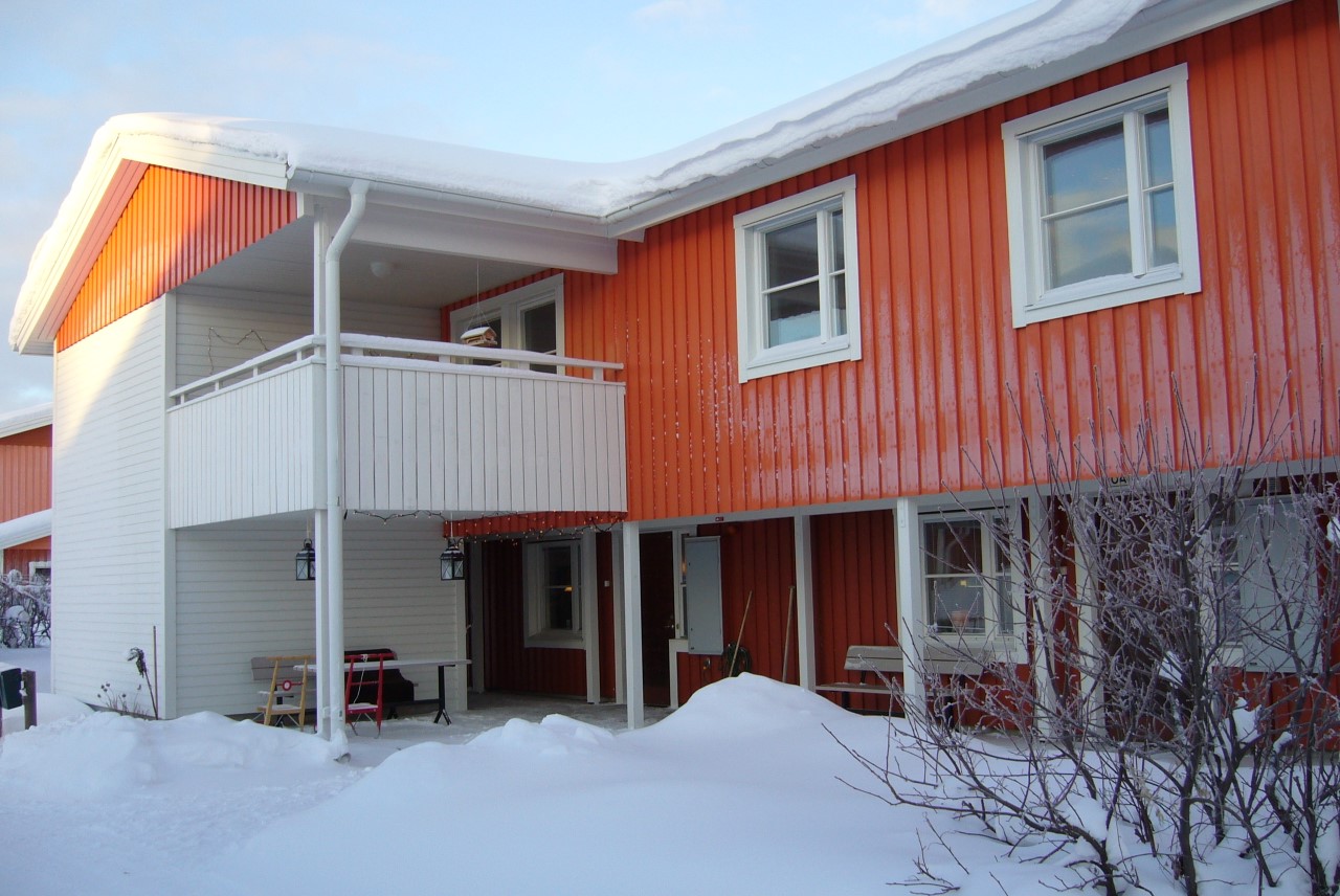 Ringvägens boende. Vinterbild tagen utanför ingången där det står sparkar och snövallar.