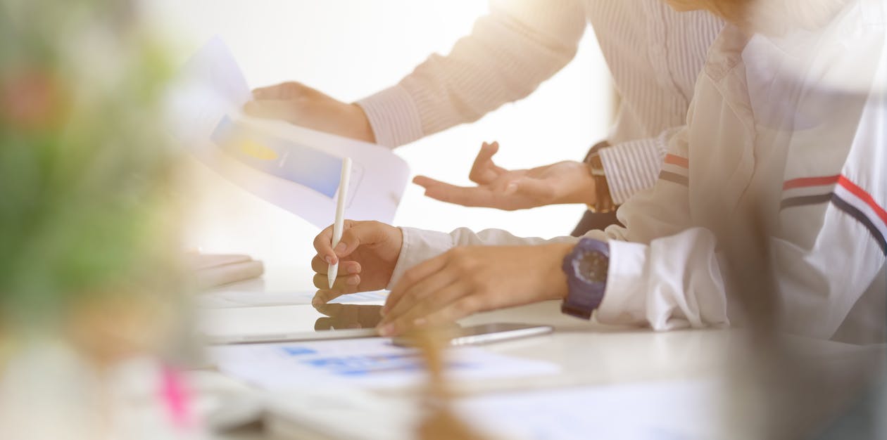 Människor som skriver och tittar i dokument.