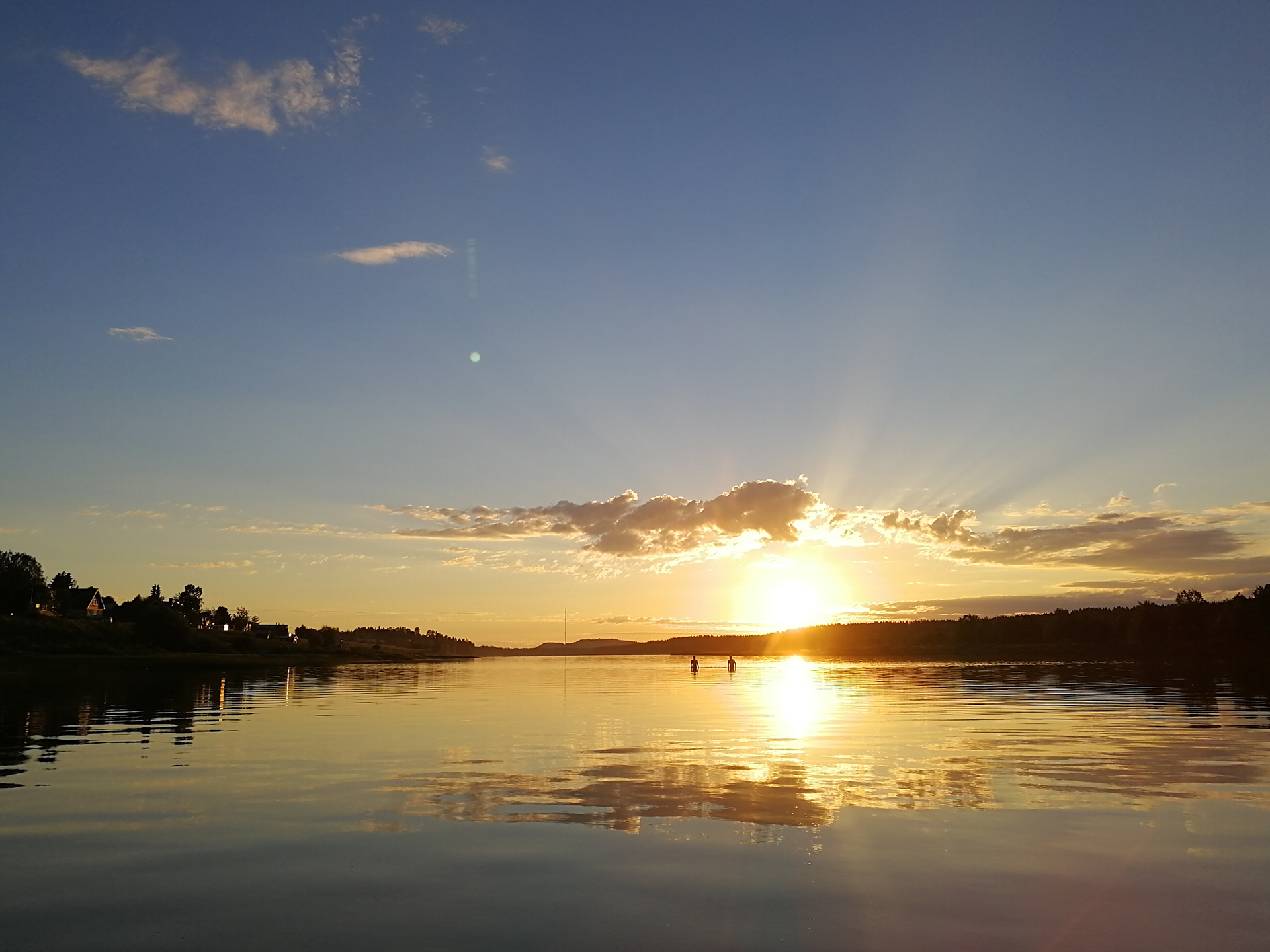 Älv med 2 båtar i solnedgången